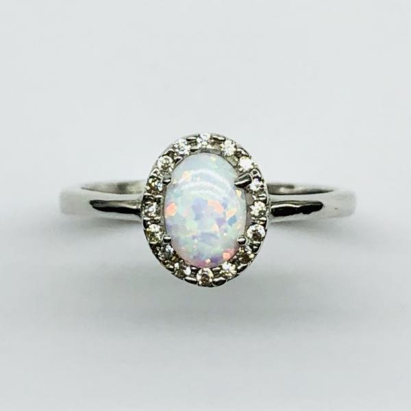 14 karátos fehér arany cirkónia köves gyűrű szintetikus opállal. A gyűrű súlya 2,4gr.