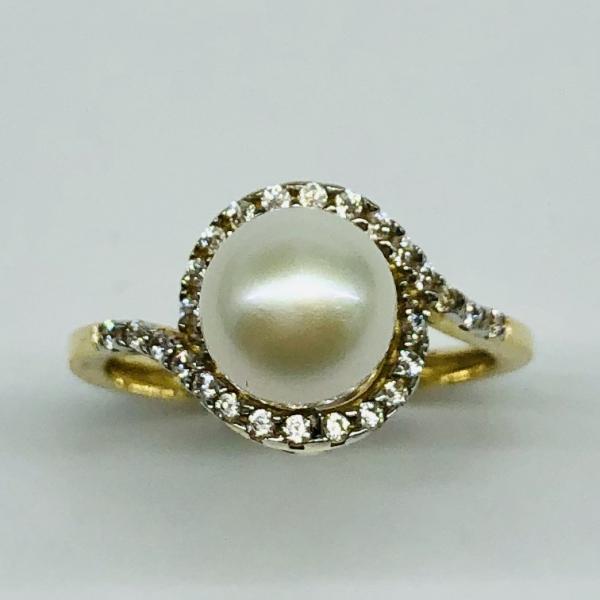 14 karátos sárga arany cirkónia köves gyűrű tenyésztett gyönggyel. A gyűrű súlya 2,6gr.