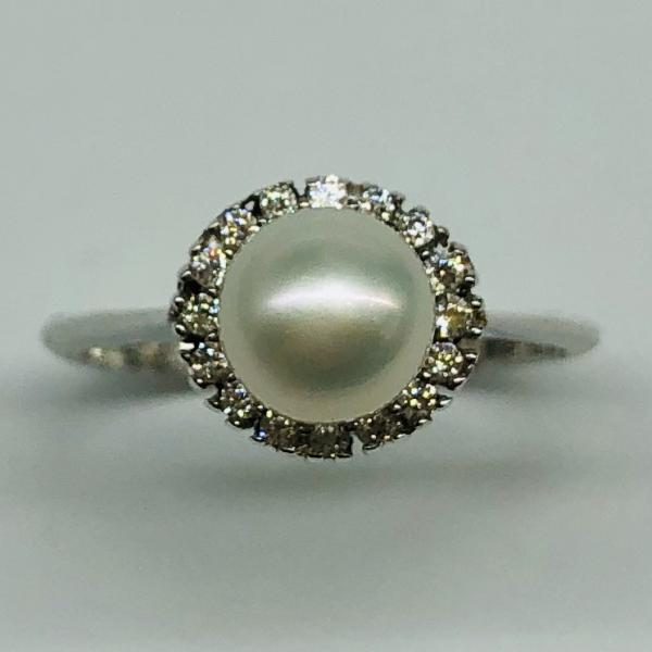 14 karátos fehér arany cirkónia köves gyűrű tenyésztett gyönggyel. A gyűrű súlya 2,5gr.