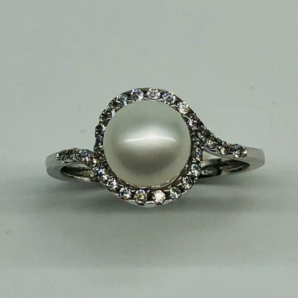 14 karátos fehér arany cirkónia köves gyűrű tenyésztett gyönggyel. A gyűrű súlya 2,6gr.