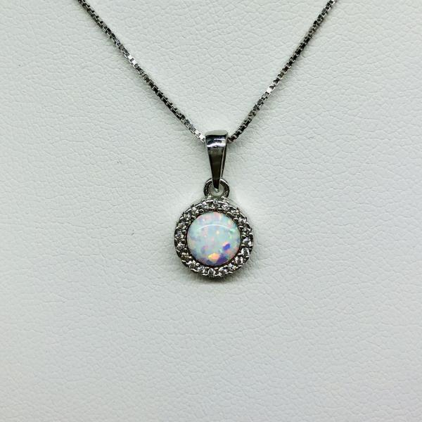 14 karátos fehér arany cirkónia köves medál szintetikus opállal. A medál súlya 1,5gr.