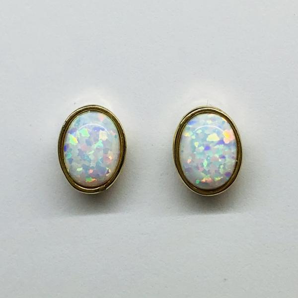 14 karátos sárga arany fülbevaló szintetikus opállal. A fülbevaló súlya 1,9gr.