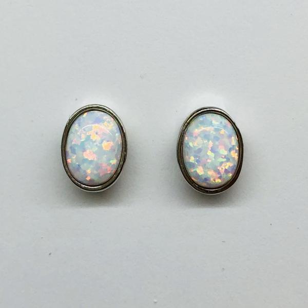 14 karátos fehér arany fülbevaló szintetikus opállal. A fülbevaló súlya 1,9gr.