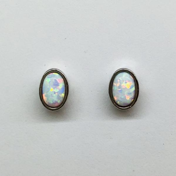 14 karátos fehér arany fülbevaló szintetikus opállal. A fülbevaló súlya 1,4gr.