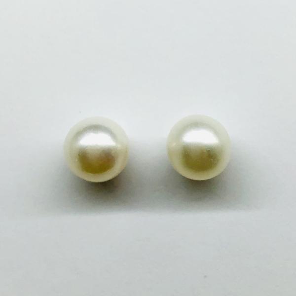 14 karátos sárga arany fülbevaló tenyésztett gyönggyel (8mm). A fülbevaló súlya 2,1gr.