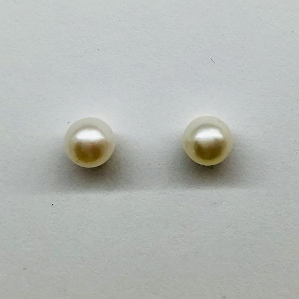 14 karátos sárga arany fülbevaló tenyésztett gyönggyel (5mm). A fülbevaló súlya 0,8gr.