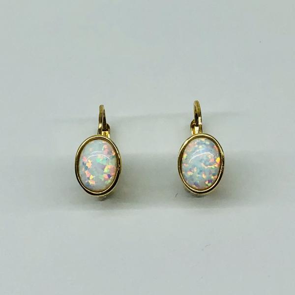 14 karátos sárga arany fülbevaló szintetikus opállal. A fülbevaló súlya 2,3gr.