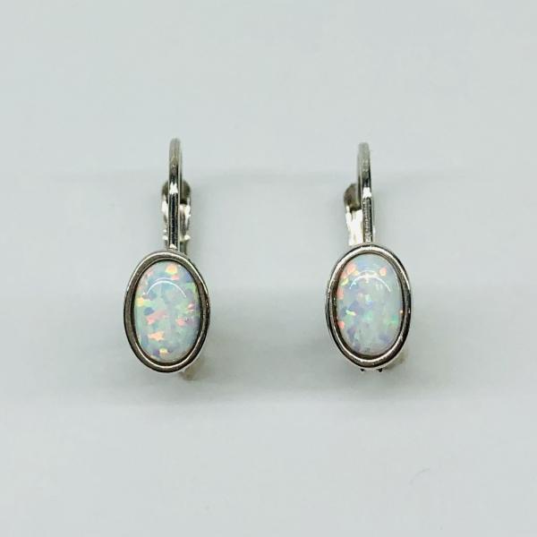 14 karátos fehér arany fülbevaló szintetikus opállal. A fülbevaló súlya 1,8gr.