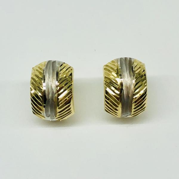 14 karátos sárga arany vésett fülbevaló. A fülbevaló súlya 1,6gr.