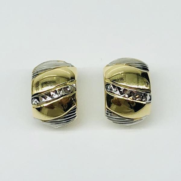 14 karátos sárga arany vésett fülbevaló. A fülbevaló súlya 2,0gr.