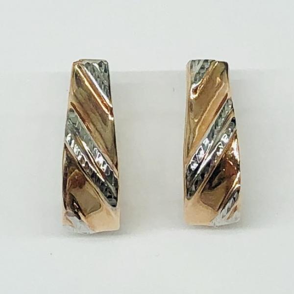 14 karátos vörös arany vésett fülbevaló. A fülbevaló súlya 2,2gr.