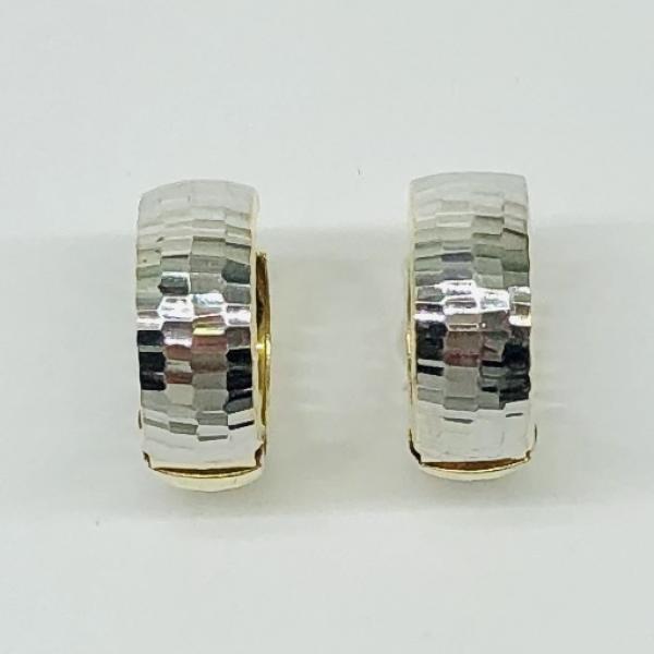 14 karátos sárga-fehér arany vésett fülbevaló. A fülbevaló súlya 3,0gr.