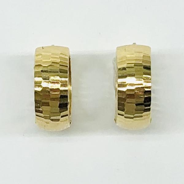 14 karátos sárga arany vésett fülbevaló. A fülbevaló súlya 2,9gr.