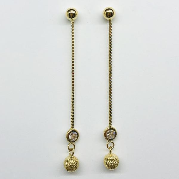 14 karátos sárga arany cirkónia köves lógós fülbevaló. A fülbevaló súlya 2,2gr.