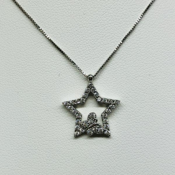 14 karátos fehér arany cirkónia köves lánc medállal. A súlya 2,2gr.