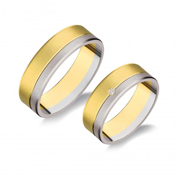 Kétszínű sárga,fehér. Felülete homokfújt. A fehér nem rhodiummal bevont.
Választható cirkonia kővel és brillkővel is. A gyűrű kívül belül sima.