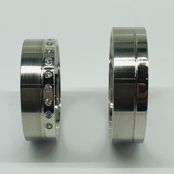 Választható egy színből: sárga, fehér, vörös , és ezekből tetszés szerint két szín. A felülete matt és fényes. A fehér rhodiummal bevont.
Választható cirkónia kővel és brill kővel is. A gyűrű belül finoman hajlított (domború). A gyűrű szélessége 6 mm. Átlag súly (egy párra értendő) 11,4 gr.