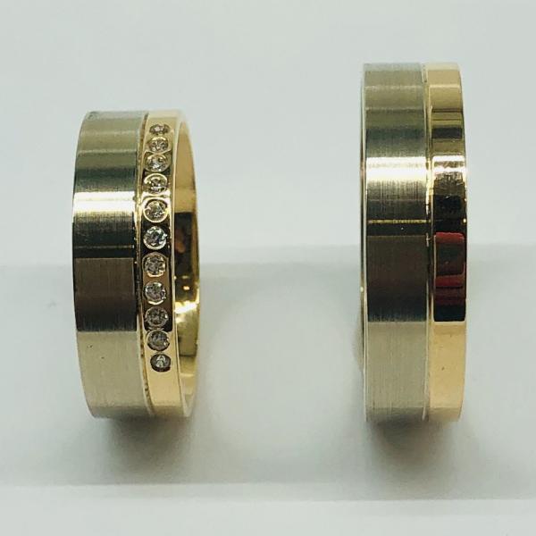 Választható egy színből: sárga, fehér, vörös , és ezekből tetszés szerint két szín. A felülete matt és fényes. A fehér rhodiummal bevont.
Választható cirkónia kővel és brill kővel is. A gyűrű belül finoman hajlított (domború). A gyűrű szélessége 6 mm. Átlag súly (egy párra értendő) 11,4 gr.