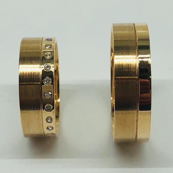 Választható egy színből: sárga, fehér, vörös , és ezekből tetszés szerint két szín. A felülete matt és fényes. A fehér rhodiummal bevont.
Választható cirkónia kővel és brill kővel is. A gyűrű belül finoman hajlított (domború). A gyűrű szélessége 6 mm. Átlag súly (egy párra értendő) 11,4 gr.