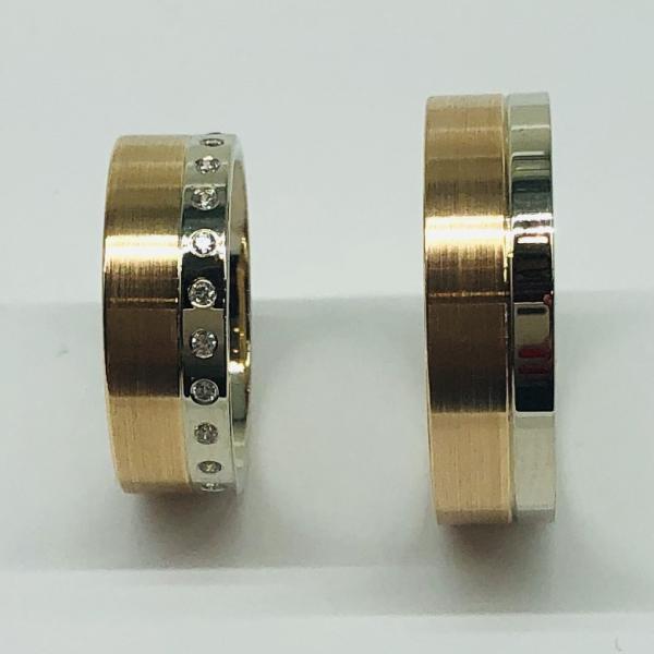 Választható egy színből: sárga, fehér, vörös , és ezekből tetszés szerint két szín. A felülete matt és fényes. A fehér rhodiummal bevont.
Választható cirkónia kővel és brill kővel is. A gyűrű belül finoman hajlított (domború). A gyűrű szélessége 6 mm. Átlag súly (egy párra értendő) 11,4 gr.