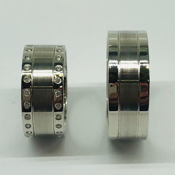 Választható egy színből: sárga, fehér, vörös , és ezekből tetszés szerint két szín. A felülete matt és fényes. A fehér rhodiummal bevont.
Választható cirkónia kővel és brill kővel is. A gyűrű belül finoman hajlított (domború). A gyűrű szélessége 8 mm. Átlag súly (egy párra értendő) 14,2 gr.