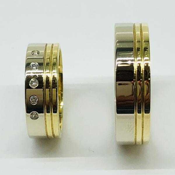 Választható egy színből: sárga, fehér, vörös , és ezekből tetszés szerint két szín. A felülete matt vagy fényes. A fehér nem rhodiummal bevont.
Választható cirkónia kővel és brill kővel is. A gyűrű kívül belül lapos. A gyűrű szélessége 6 mm. Átlag súly (egy párra értendő) 11,3 gr.