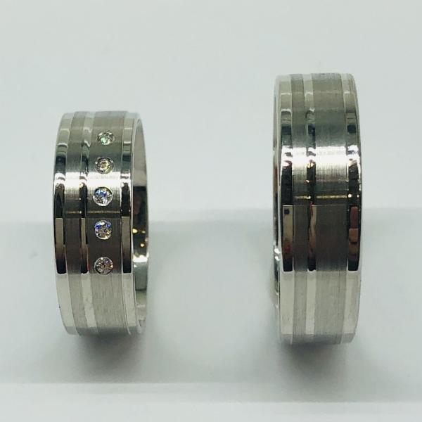 Választható egy színből: sárga, fehér, vörös , és ezekből tetszés szerint két szín. A felülete matt és fényes. A fehér rhodiummal bevont.
Választható cirkónia kővel és brill kővel is. A gyűrű belül finoman hajlított (domború). A gyűrű szélessége 6 mm. Átlag súly (egy párra értendő) 9,6 gr.