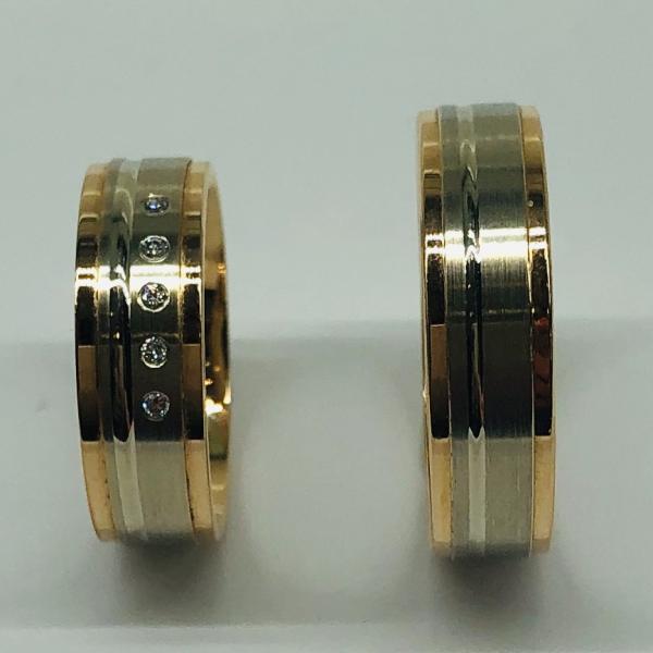 Választható egy színből: sárga, fehér, vörös , és ezekből tetszés szerint két szín. A felülete matt és fényes. A fehér rhodiummal bevont.
Választható cirkónia kővel és brill kővel is. A gyűrű belül finoman hajlított (domború). A gyűrű szélessége 6 mm. Átlag súly (egy párra értendő) 9,6 gr.