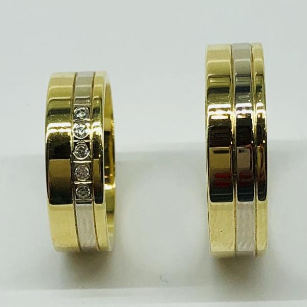 Választható egy színből: sárga, fehér, vörös , és ezekből tetszés szerint két szín. A felülete matt vagy fényes. A fehér nem rhodiummal bevont.
Választható cirkónia kővel és brill kővel is. A gyűrű kívül belül lapos. A gyűrű szélessége 6 mm. Átlag súly (egy párra értendő) 12,4 gr.