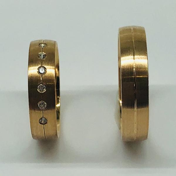 Választható egy színből: sárga, fehér, vörös , és ezekből tetszés szerint két szín. A felülete matt vagy fényes. A fehér rhodiummal bevont.
Választható cirkónia kővel és brill kővel is. A gyűrű kívül, belül finoman hajlított (domború). A gyűrű szélessége 5 mm. Átlag súly (egy párra értendő) 9,4 gr.