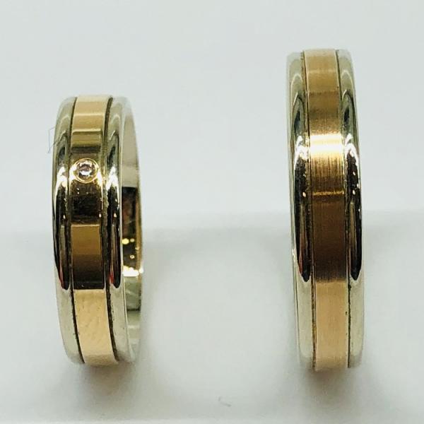 Választható egy színből: sárga, fehér, vörös , és ezekből tetszés szerint két szín. A felülete matt és fényes. A fehér nem rhodiummal bevont.
Választható cirkónia kővel és brill kővel is. A gyűrű kívül lapos belül enyhén hajlított (domború). A gyűrű szélessége 5 mm. Átlag súly (egy párra értendő) 8,5 gr.