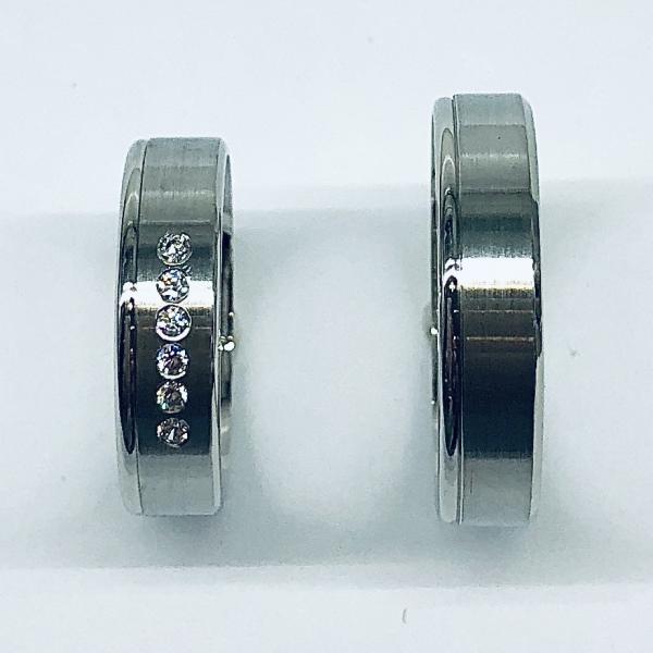 Választható egy színből: sárga, fehér, vörös , és ezekből tetszés szerint két szín. A felülete matt és fényes. A fehér nem rhodiummal bevont.
Választható cirkónia kővel és brill kővel is. Belül enyhén hajlított (domború). A gyűrű szélessége 5 mm. Átlag súly (egy párra értendő) 9,8 gr.