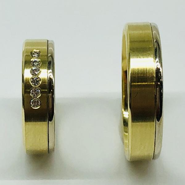 Választható egy színből: sárga, fehér, vörös , és ezekből tetszés szerint két szín. A felülete matt és fényes. A fehér nem rhodiummal bevont.
Választható cirkónia kővel és brill kővel is. Belül enyhén hajlított (domború). A gyűrű szélessége 5 mm. Átlag súly (egy párra értendő) 9,8 gr.