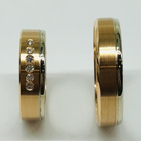 Választható egy színből: sárga, fehér, vörös , és ezekből tetszés szerint két szín. A felülete matt és fényes. A fehér nem rhodiummal bevont.
Választható cirkónia kővel és brill kővel is. Belül enyhén hajlított (domború). A gyűrű szélessége 5 mm. Átlag súly (egy párra értendő) 9,8 gr.