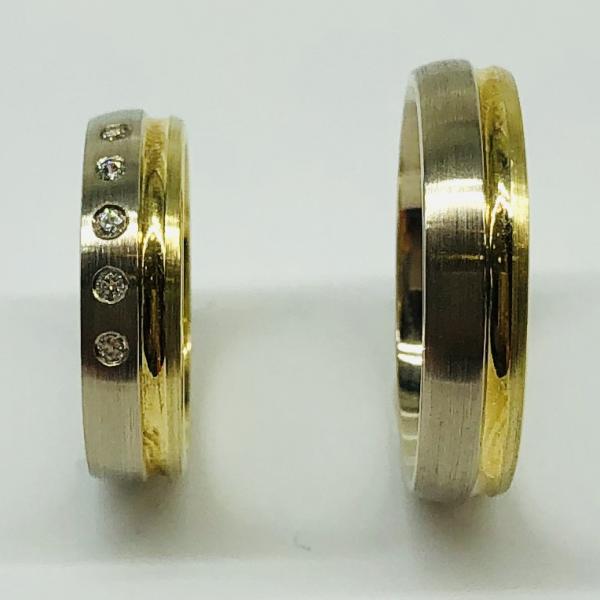 Választható egy színből: sárga, fehér, vörös , és ezekből tetszés szerint két szín. A felülete matt és fényes. A fehér nem rhodiummal bevont.
Választható cirkónia kővel és brill kővel is. A gyűrű kívül belül enyhén hajlított (domború). A gyűrű szélessége 5 mm. Átlag súly (egy párra értendő) 10,0 gr.