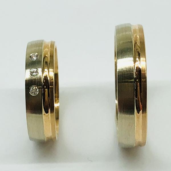 Választható egy színből: sárga, fehér, vörös , és ezekből tetszés szerint két szín. A felülete matt és fényes. A fehér nem rhodiummal bevont.
Választható cirkónia kővel és brill kővel is. A gyűrű kívül belül enyhén hajlított (domború). A gyűrű szélessége 5 mm. Átlag súly (egy párra értendő) 10,0 gr.