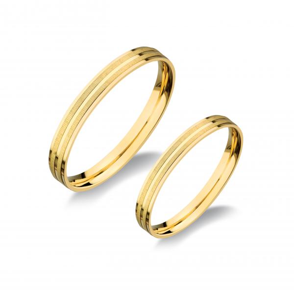 A gyűrű választható sárga vagy fehér színből. Felülete matt vagy fényes. A fehér rhodiummal bevont.
A gyűrű kívül sima, belül finoman hajlított /domború/.