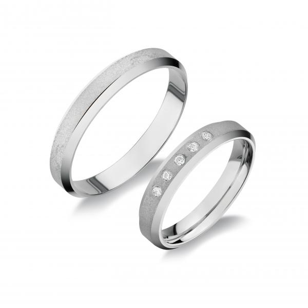 Forrasztás nélkül készül!Csak fehér. Felülete homokfúvott, oldalt fényes. A felület rhodiummal bevont.
Választható cirkonia kővel és brillkővel is. A kő mérete 1,5 mm. A gyűrű kívül  trapéz alakú, belül hajlított/domború). A gyűrű 4 mm széles.