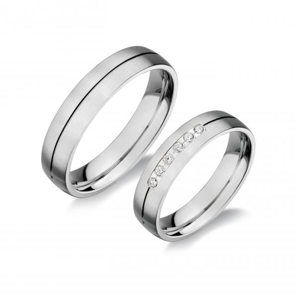 Forrasztás nélkül készül! Választható sárga, illetve fehér színben. Felülete matt vagy fényes. A fehér rhodiummal bevont.
Választható cirkonia kővel és brillkővel is. A kő mérete 1,5 mm. A gyűrű kívül, belül finoman hajlított /domború/.