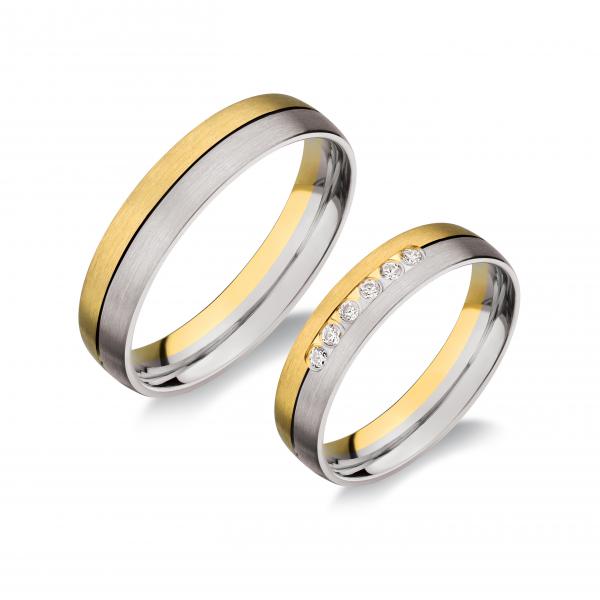 Forrasztás nélkül készül! Sárga és fehér színben. Felülete matt vagy fényes. A fehér rhodiummal bevont.
Választható cirkonia kővel és brillkővel is. A kő mérete 1,5 mm. A gyűrű kívül, belül finoman hajlított /domború/.