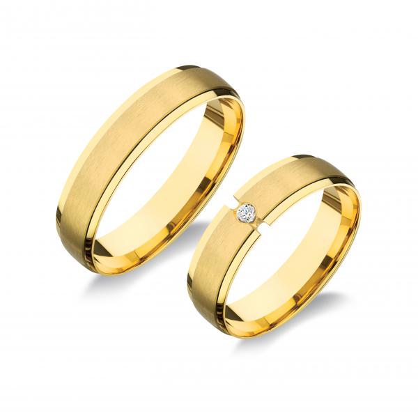 Forrasztás nélkül készül! Lehet csak sárga, csak fehér. Felülete matt és fényes. A fehér rész rhodiummal bevont.
Választható cirkonia kővel és brillkővel is. A kő mérete 2 mm. A gyűrű kívül-belül finoman hajlított /domború/. A gyűrű 5 mm széles.