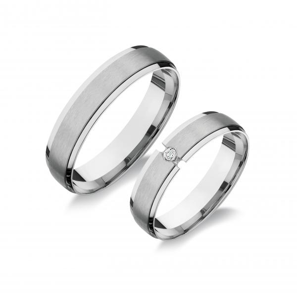 Forrasztás nélkül készül! Választható sárga, vagy fehér színben. Felülete matt és fényes. A fehér rhodiummal bevont.
Választható cirkonia kővel és brillkővel is. A kő mérete 2 mm. A gyűrű kívül, belül finoman hajlított /domború/.