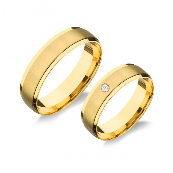 Forrasztás nélkül készül!Lehet csak sárga, csak fehér. Felülete matt és fényes. A fehér rhodiummal bevont.
Választható cirkonia kővel és brillkővel is. A kő mérete 2 mm. A gyűrű kívül belül finoman hajlított /domború/. A gyűrű 6 mm széles.