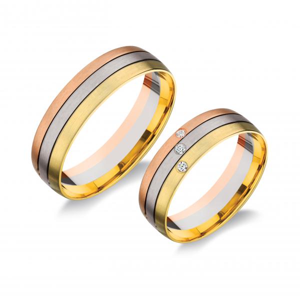 Forrasztás nélkül készül! Háromszínű: sárga-fehér-vörös. Felülete matt. Választható cirkonia kővel és brillkővel is. A gyűrű kívül belül finoman hajlított /domború/. A gyűrű 6 mm széles.