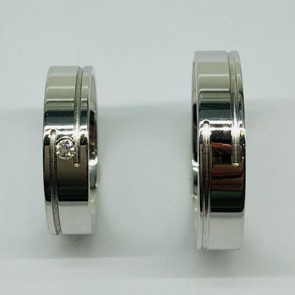 Különleges öntési eljárással, forrasztás nélkül készül! Választható egy színből: fehér, sárga, vörös. Felülete matt vagy fényes. Tetszés szerinti kövezéssel (cirkónia vagy brill). Belül finoman hajlított (domború). A gyűrűk szélessége 5 mm.
Átlag súly (egy párra értendő) 9,4 gr.