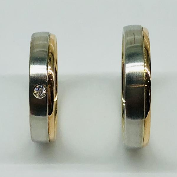 Különleges öntési eljárással, forrasztás nélkül készül! Választható egy színből: fehér, sárga, vörös, és ezekből tetszés szerint két szín. Felülete matt és  fényes. Tetszés szerinti kövezéssel (cirkónia vagy brill). Kívül, belül finoman hajlított (domború). A gyűrűk szélessége 5 mm.
Átlag súly (egy párra értendő) 8,2 gr.