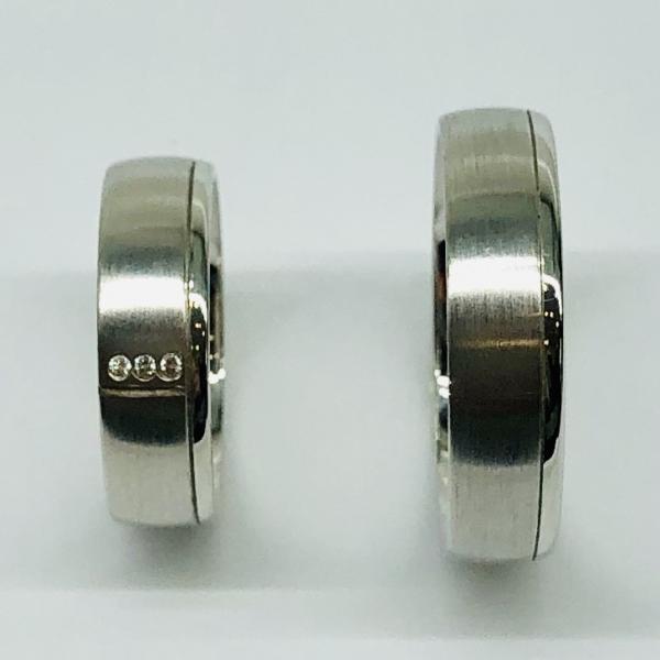 Különleges öntési eljárással, forrasztás nélkül készül! Választható egy színből: fehér, sárga, vörös. Felülete matt és fényes. Tetszés szerinti kövezéssel (cirkónia vagy brill). Kívül, belül finoman hajlított (domború).A gyűrűk szélessége 5 mm.
Átlag súly (egy párra értendő) 9,9 gr.