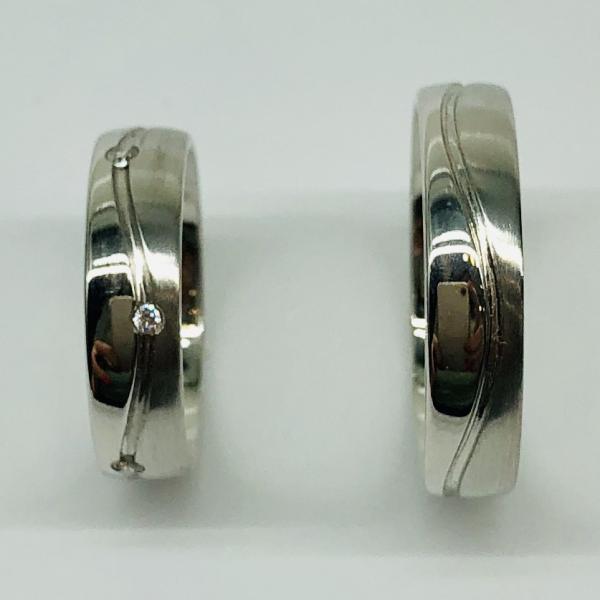 Különleges öntési eljárással, forrasztás nélkül készül! Választható egy színből: fehér, sárga, vörös. Felülete matt és fényes. Tetszés szerinti kövezéssel (cirkónia vagy brill). Kívül, belül finoman hajlított (domború).A gyűrűk szélessége 5 mm.
Átlag súly (egy párra értendő) 8,4 gr.