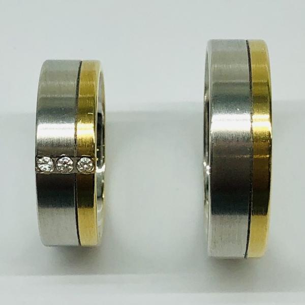 Különleges öntési eljárással, forrasztás nélkül készül! Választható egy színből: fehér, sárga, vörös, és ezekből tetszés szerint két szín. Felülete matt és  fényes. Tetszés szerinti kövezéssel (cirkónia vagy brill). Belül finoman hajlított (domború). A gyűrűk szélessége 6 mm.
Átlag súly (egy párra értendő) 11,6 gr.