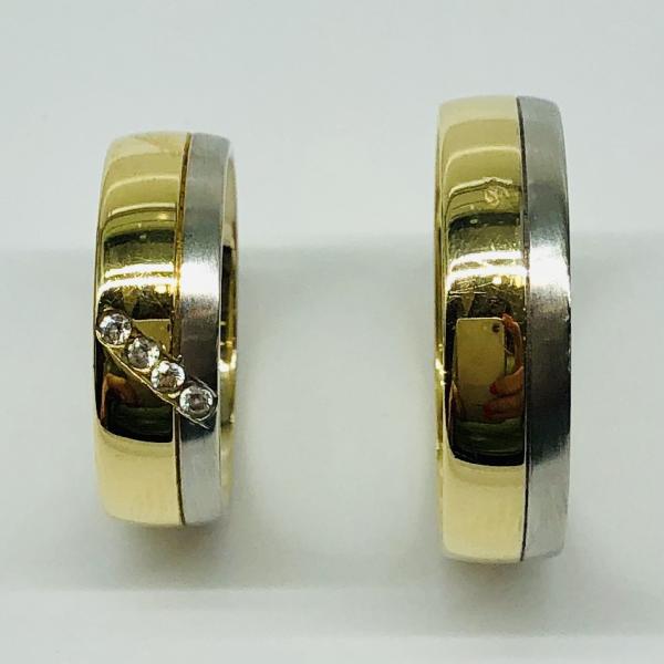 Különleges öntési eljárással, forrasztás nélkül készül! Választható egy színből: fehér, sárga, vörös, és ezekből tetszés szerint két szín. Felülete matt és  fényes. Tetszés szerinti kövezéssel (cirkónia vagy brill). Kívül, belül finoman hajlított (domború). A gyűrűk szélessége 6 mm.
Átlag súly (egy párra értendő) 10,7 gr.